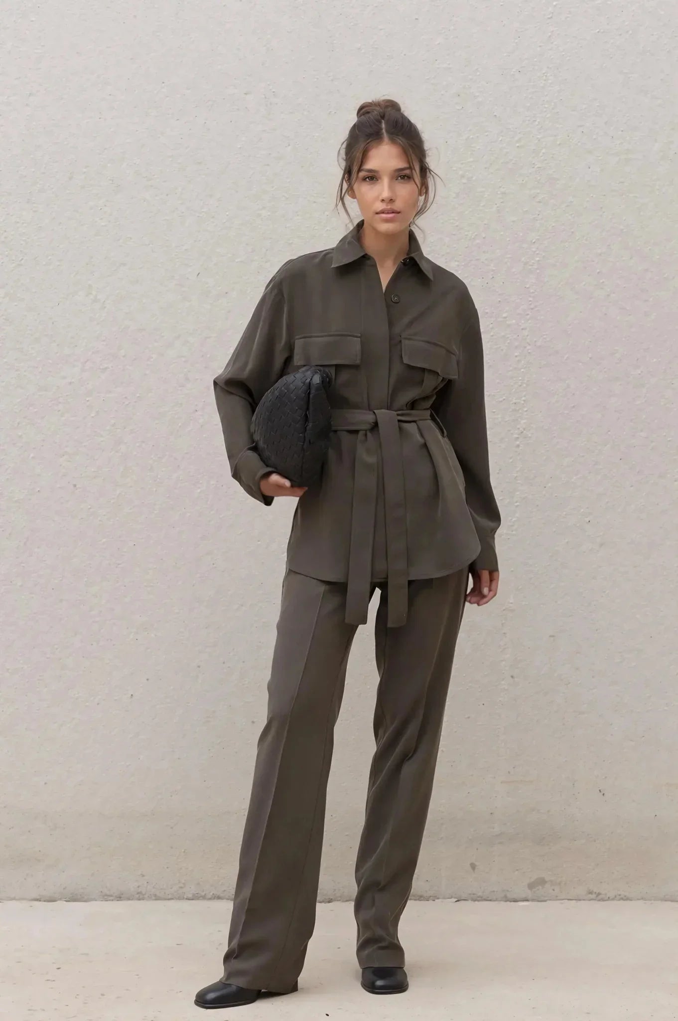 Femme portant une chemise et pantalon coordonnés en vert olive, style utilitaire