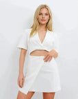 Robe Crop Top Une Pièce - Chic et Confortable en Blanc, vue rapprochée du modèle blanc avec décolleté plongeant et silhouette ajustée.