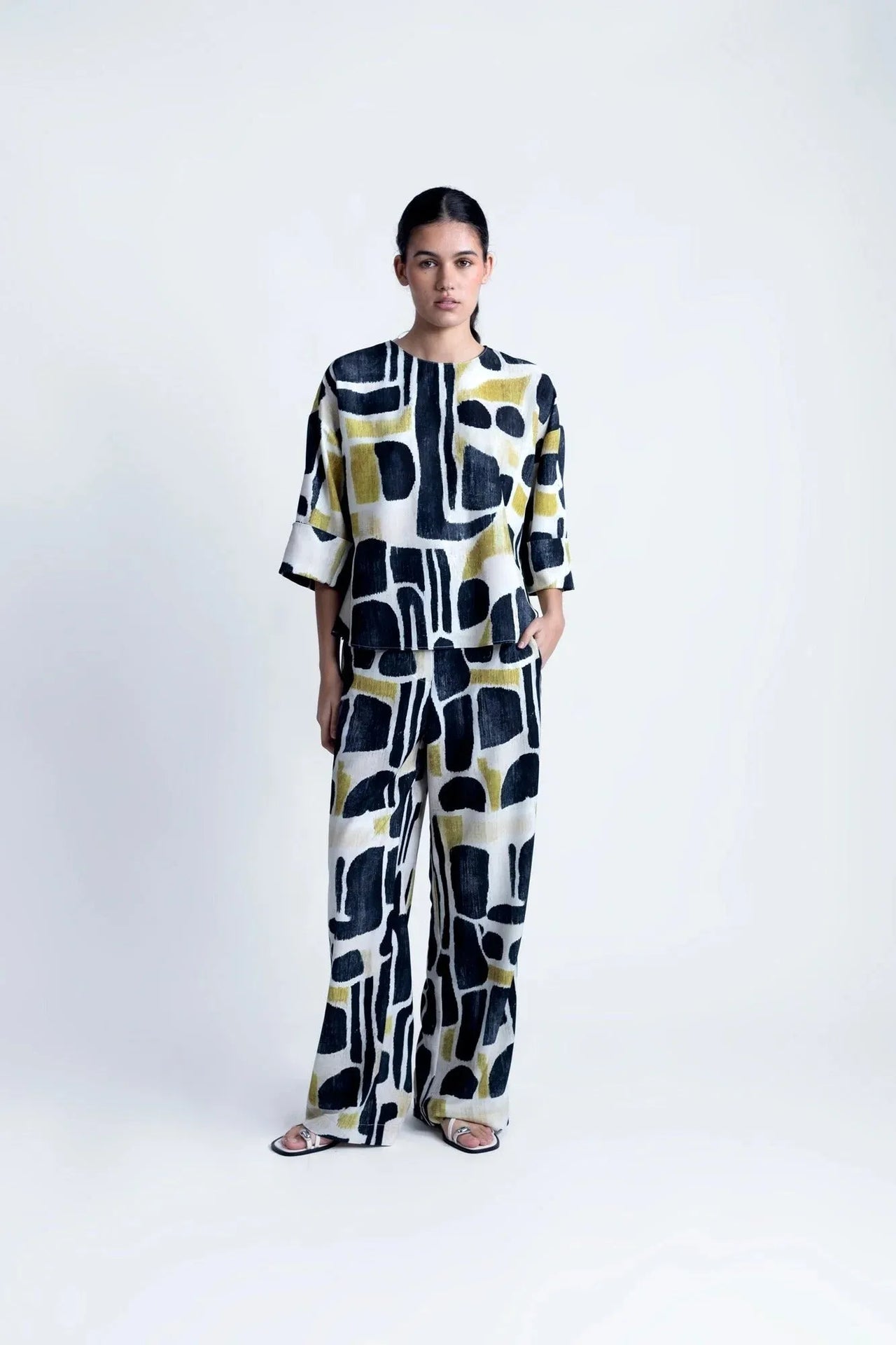 Femme portant la Blouse Tendance Femme Sapiato, montrant le dos avec un design chic et une excellente liberté de mouvement.