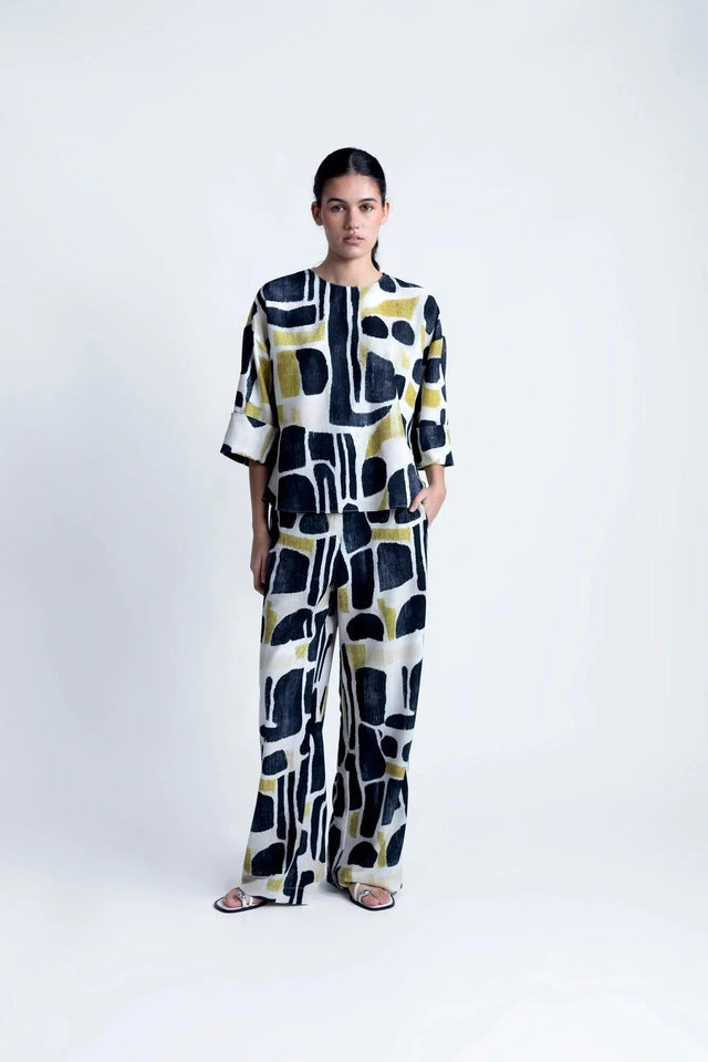 Femme portant la Blouse Tendance Femme Sapiato, montrant le dos avec un design chic et une excellente liberté de mouvement.