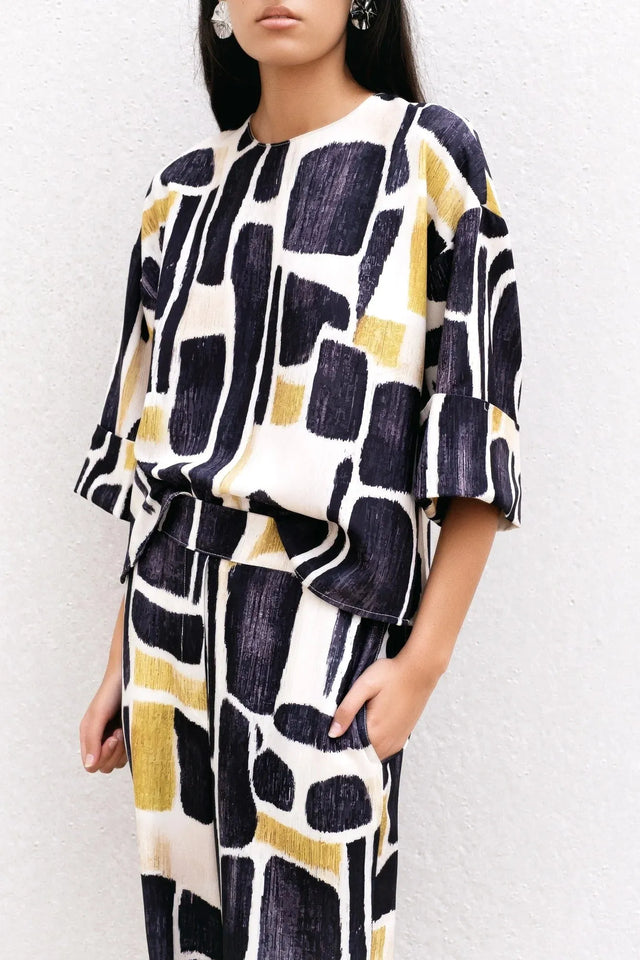 Détail du modèle en Blouse Tendance Femme Sapiato, mettant en avant le confort et le style contemporain.