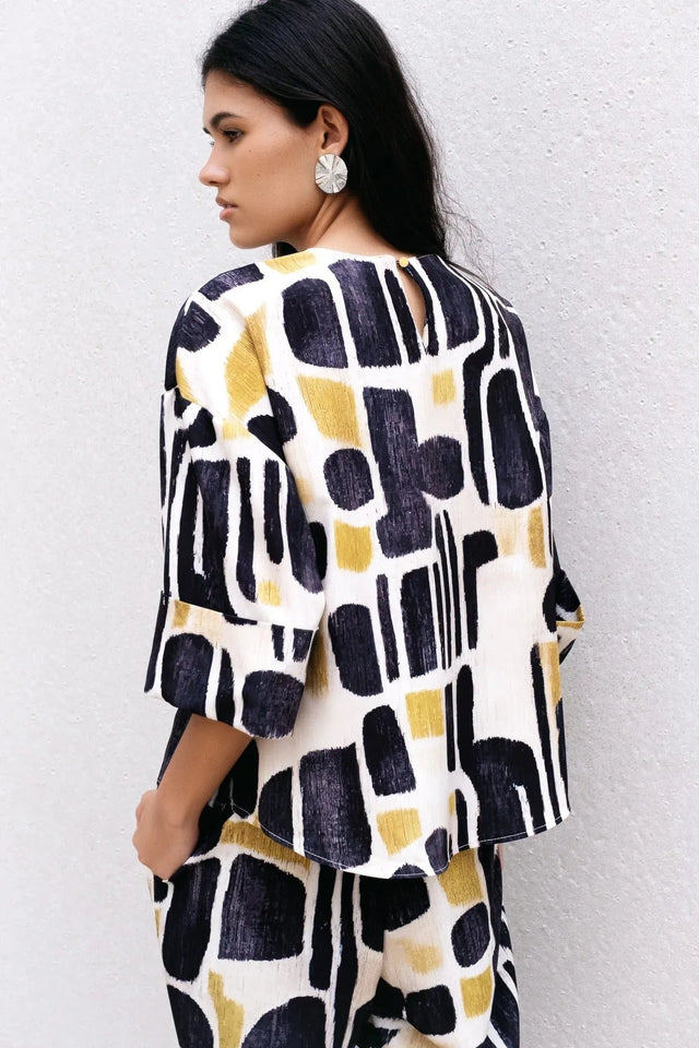 Vue arrière de la Blouse Tendance Femme Sapiato, illustrant le design raffiné et le confort optimal.