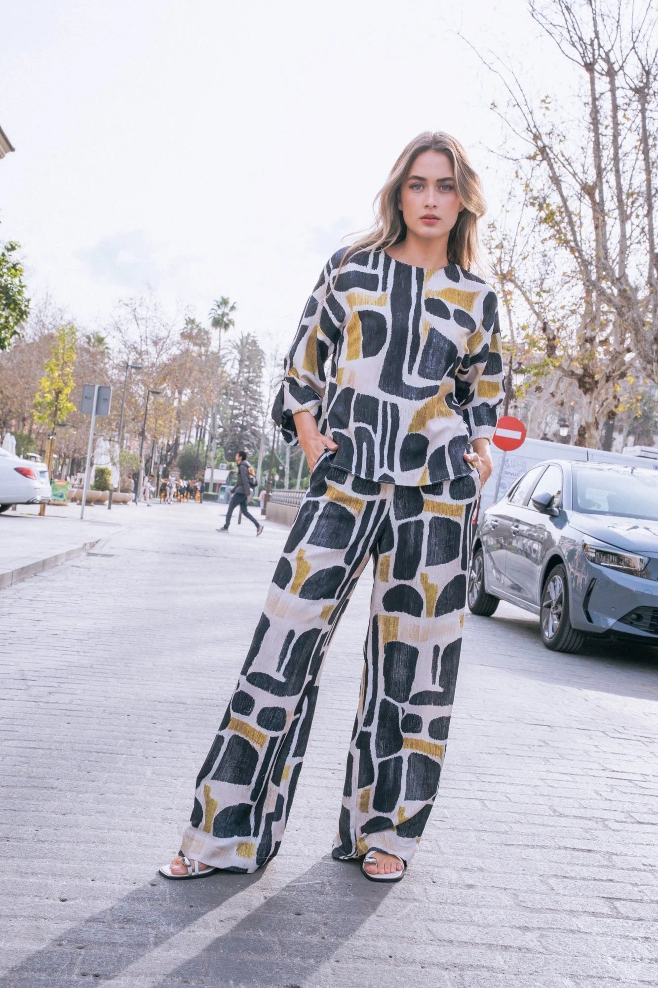 Pantalon et blouse fluide imprimé abstrait noir, blanc et or pour femme