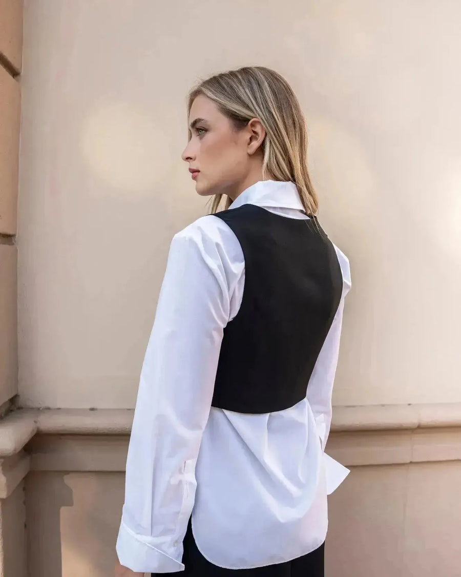 Détail de la vue arrière d'un gilet costume femme court sur un modèle, accentuant le style minimaliste.
