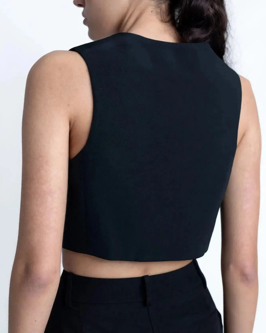 Vue arrière d'un gilet costume femme court, montrant son design minimaliste et élégant.