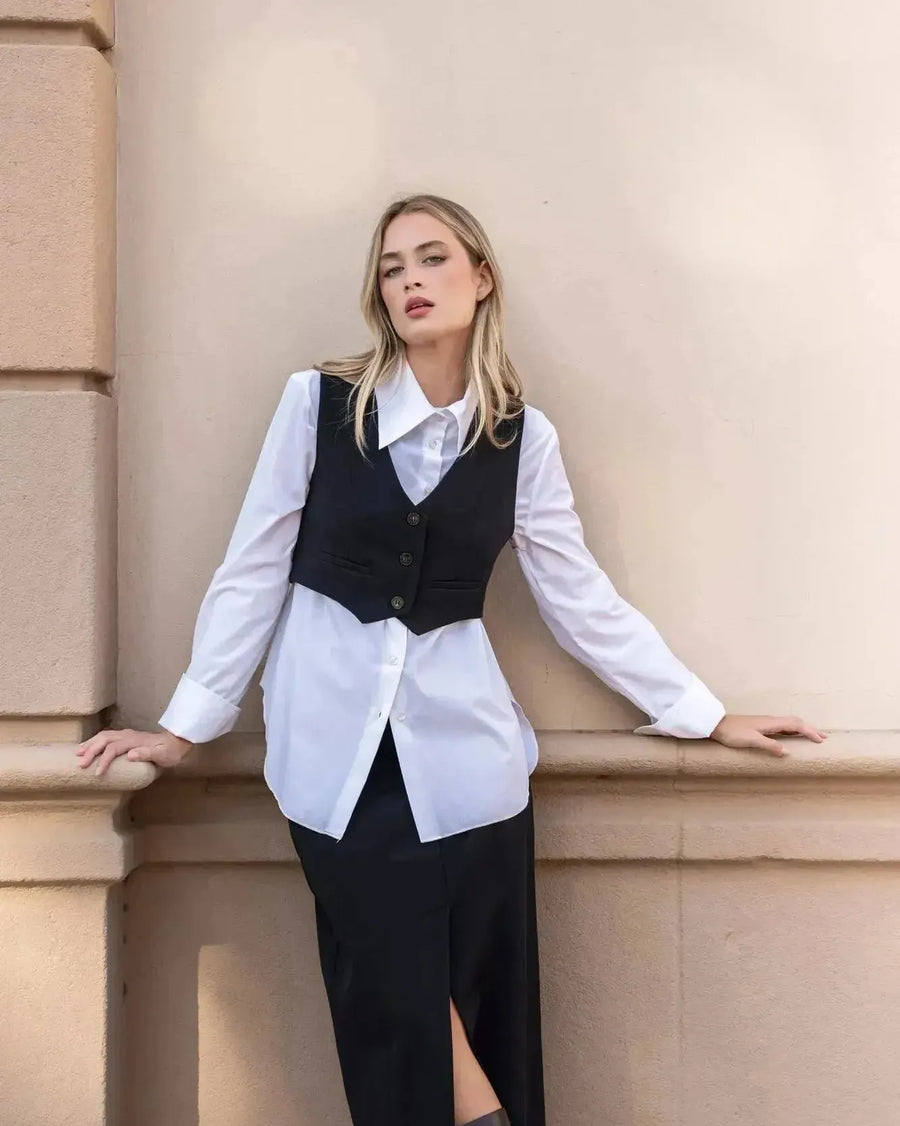 Groupe d'images d'un gilet costume femme court, associé à une chemise blanche et une jupe moderne.