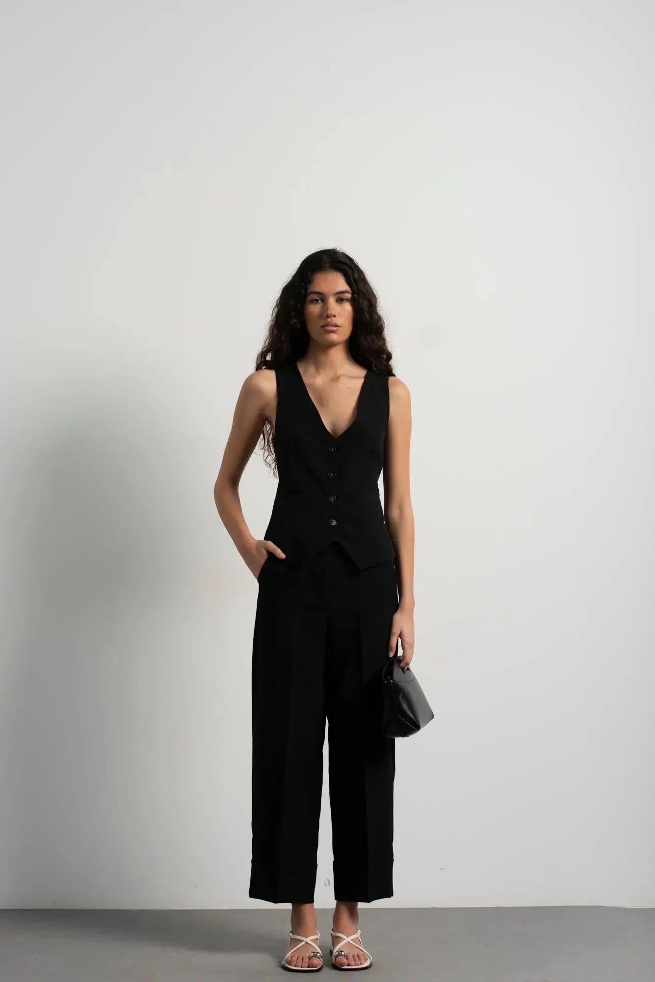 Pantalons à revers pour femme avec veste sans manches noire, touche d’élégance élégante