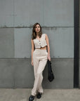 Pantalon Droit Femme Beige Confortable pour Style Décontracté - Sapiato: Femme stylée portant un pantalon droit beige, parfait pour un look décontracté mais chic.