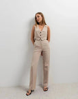 Pantalon Droit Femme Beige Confortable pour Style Décontracté - Sapiato: Femme en tenue décontractée avec pantalon droit femme beige, affichant un style contemporain.