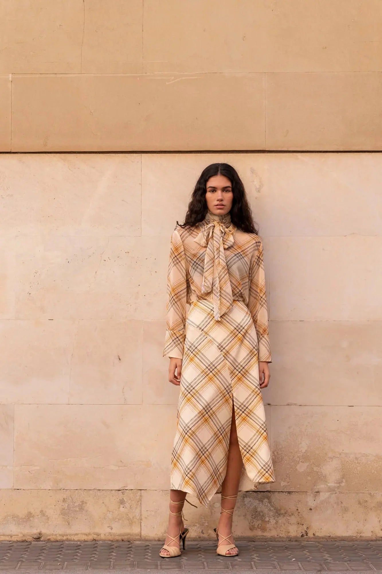 Photo d’un ensemble jupe midi à carreaux femme avec chemise à carreaux femme