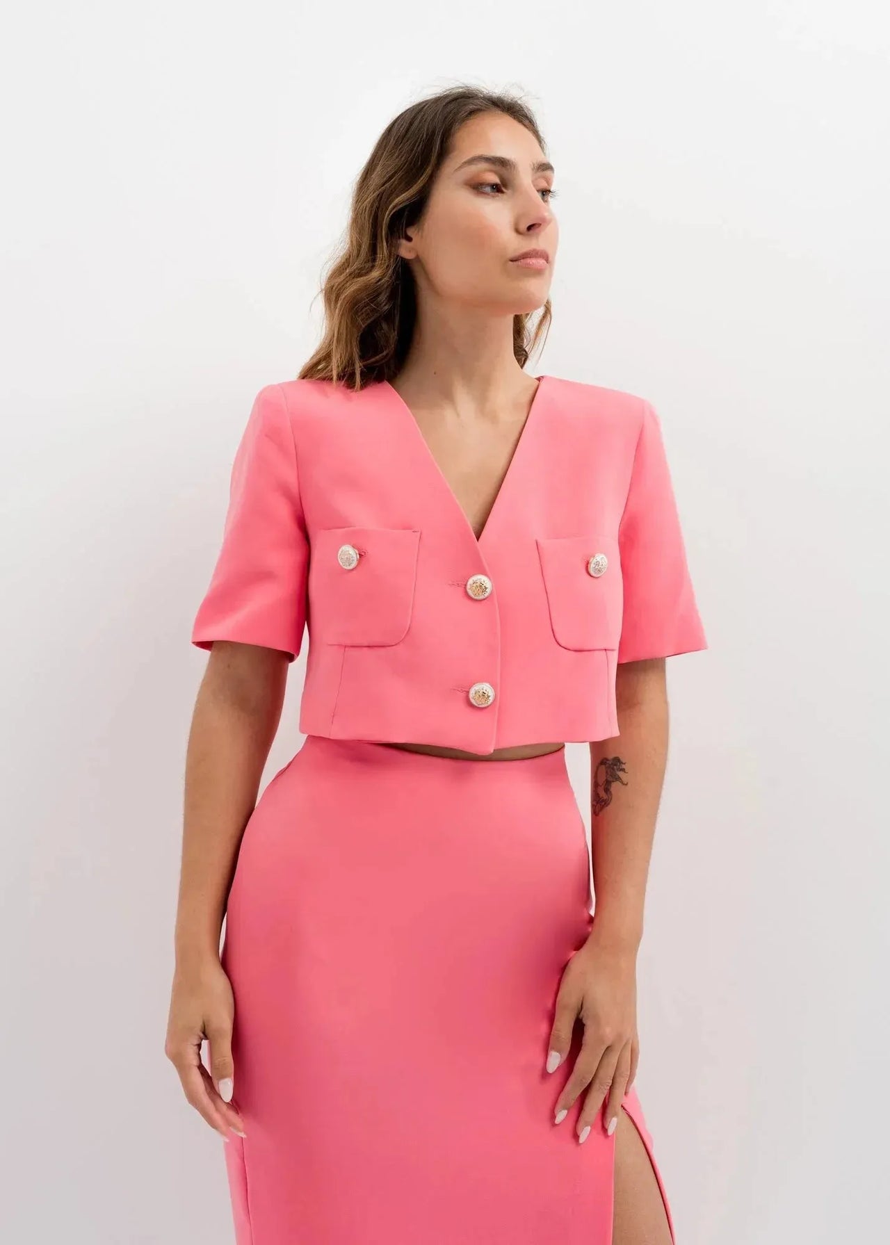 Jupe midi fente côté femme en tissu fluide rose corail, ensemble two-piece élégante