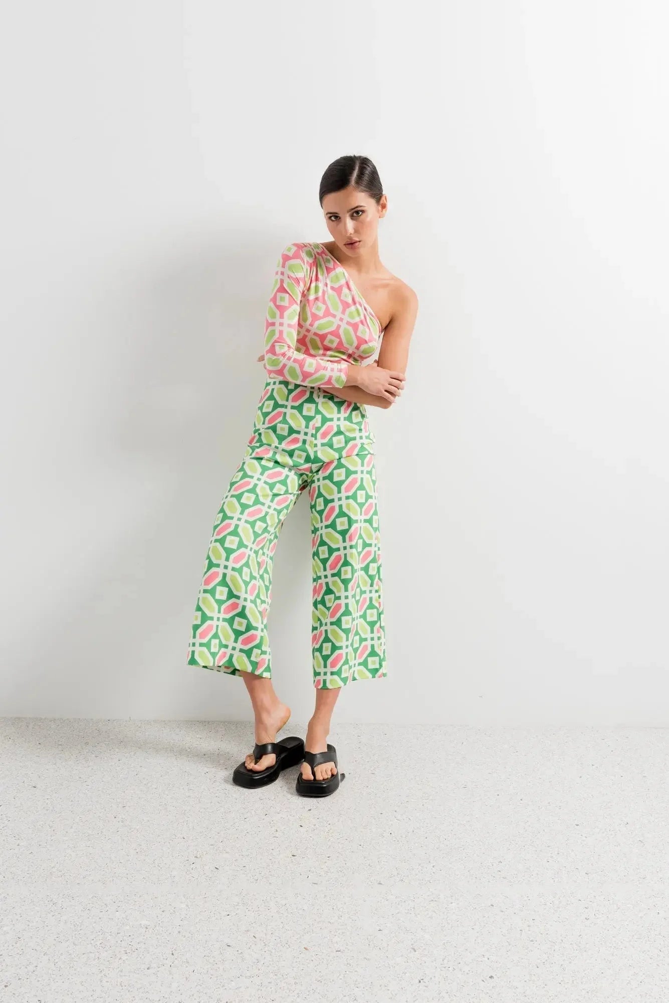 Femme portant un ensemble manches longues à imprimé géométrique rose vert et pantalon cropped