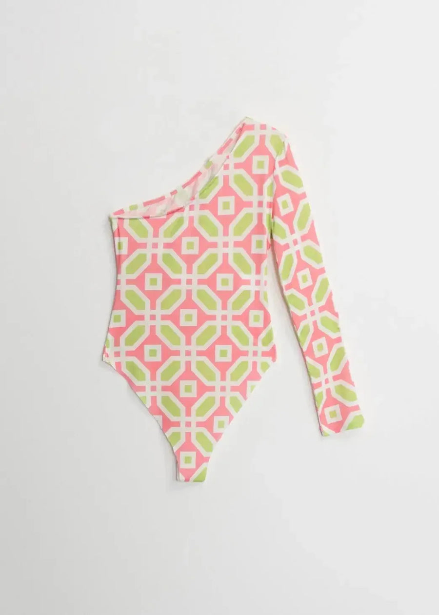 Vue rapprochée d'un body femme asymétrique aux manches longues, avec un imprimé géométrique coloré rose et vert.