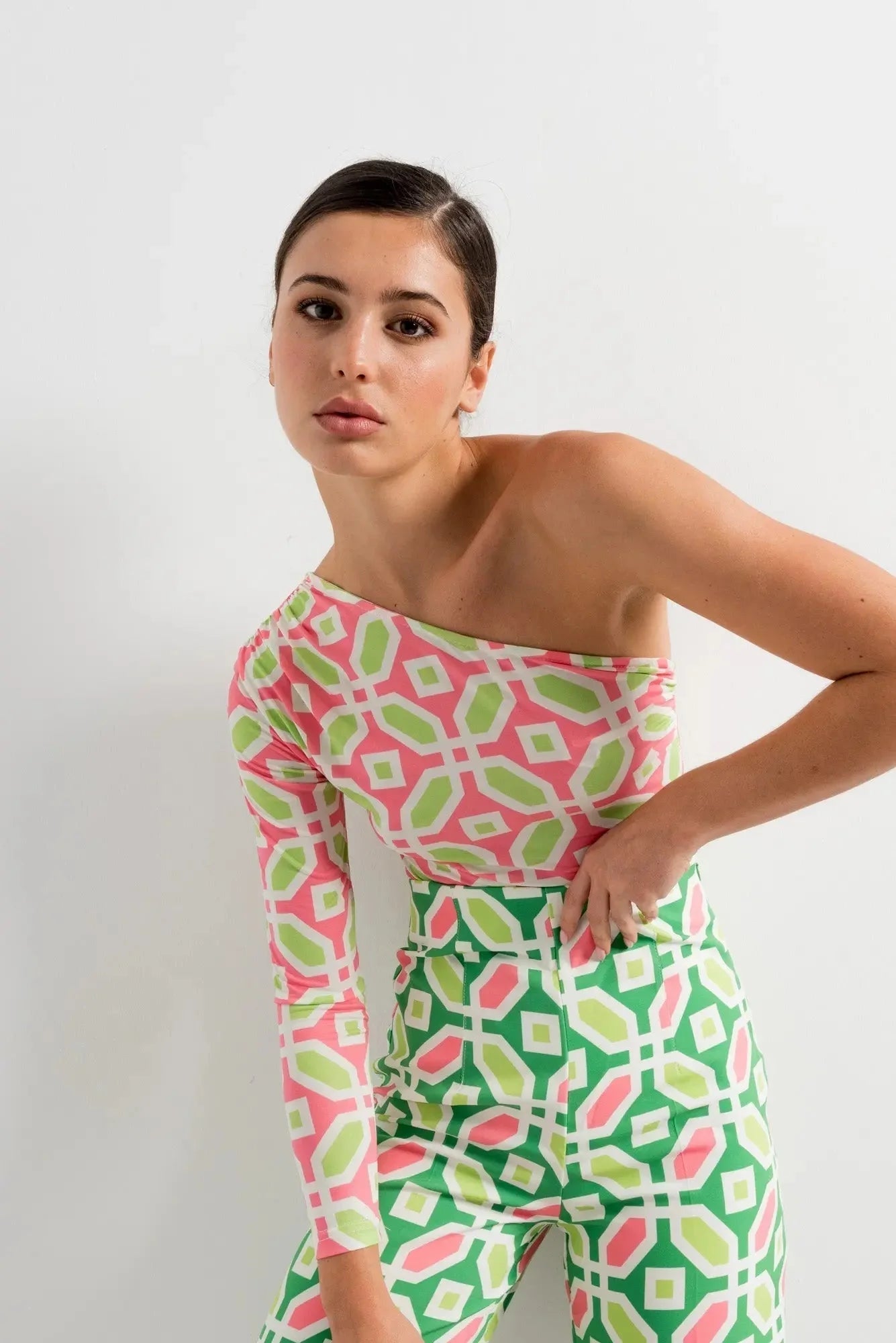 Femme portant un ensemble manches longues à imprimé géométrique rose vert
