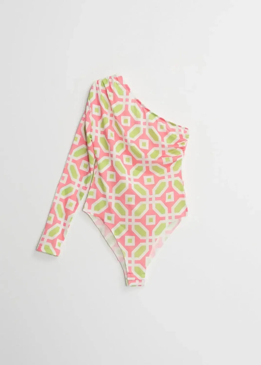 Détail d'un body femme asymétrique manches longues imprimé géométrique rose/vert, présentant sa coupe originale.