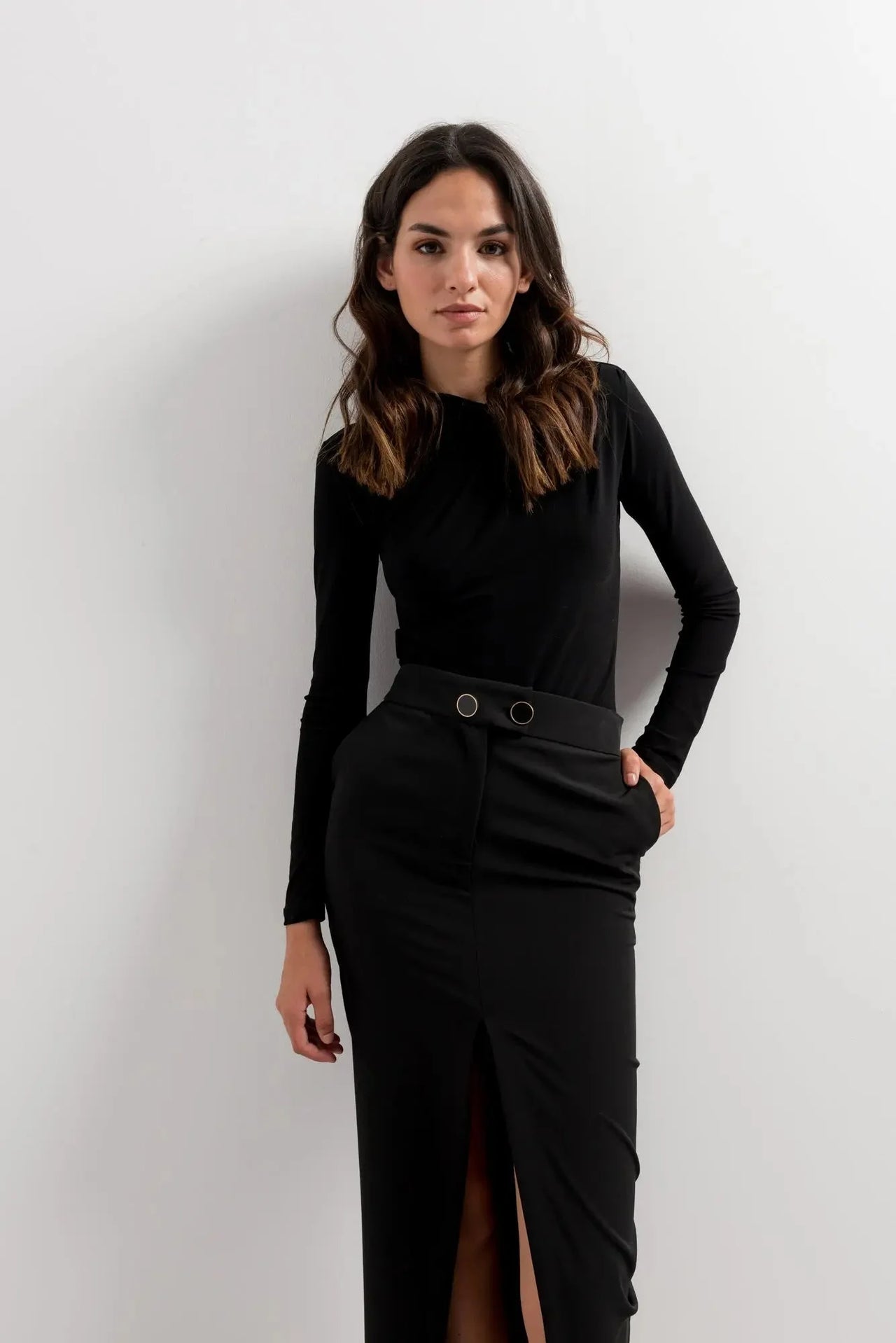 Portrait d'une femme dans une jupe longue fendue devant, modèle Jupe Boutonnée Midi Fendue Noir - Élégance Confortable Pour Toutes Occasions, montrant une allure sophistiquée.