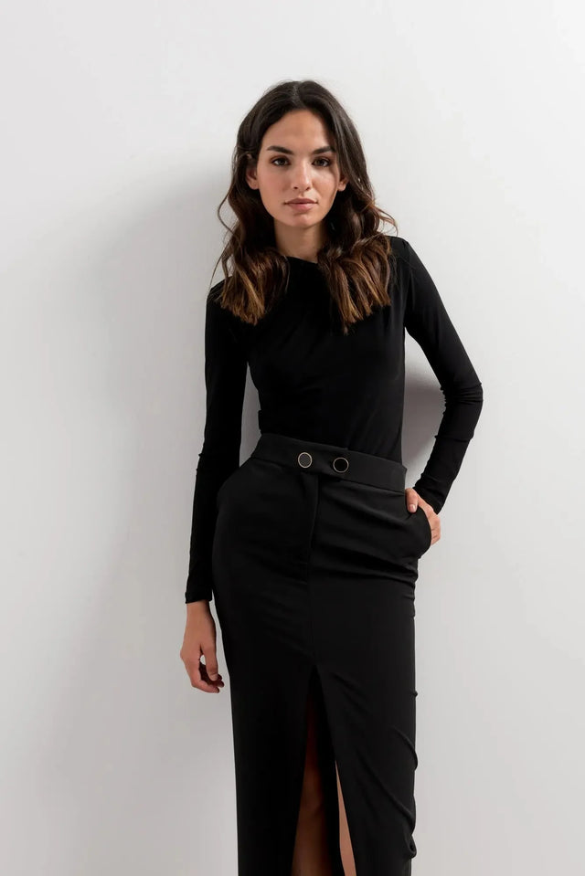 Portrait d'une femme dans une jupe longue fendue devant, modèle Jupe Boutonnée Midi Fendue Noir - Élégance Confortable Pour Toutes Occasions, montrant une allure sophistiquée.