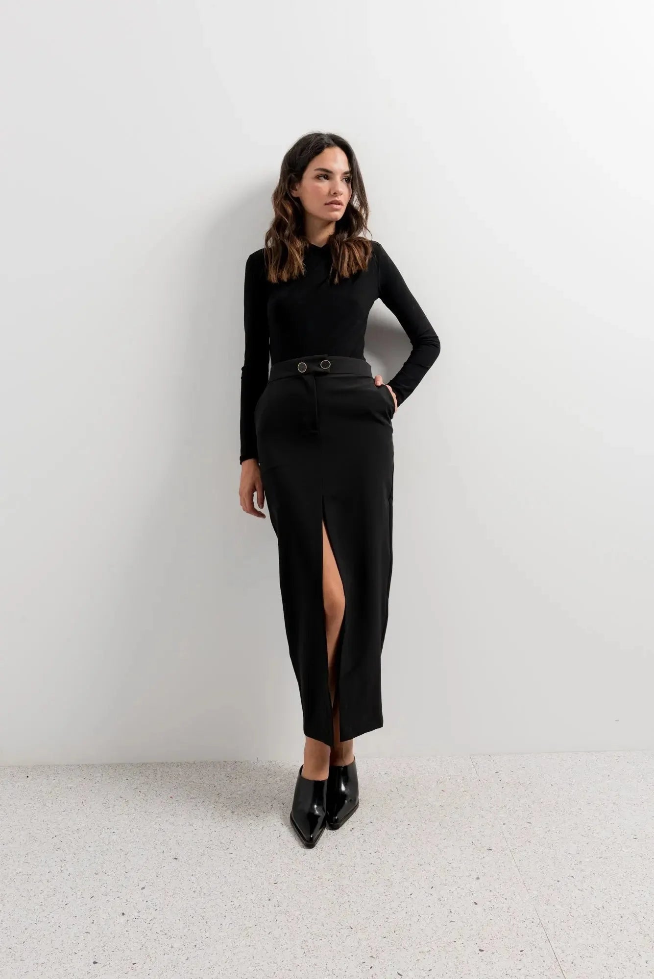 Ensemble noir jupe boutonnée midi fendue avec haut noir à manches longues, style élégant