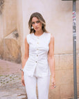 Femme portant un ensemble blanc chic pour femme, pantalon blanc élégant et sophistiqué