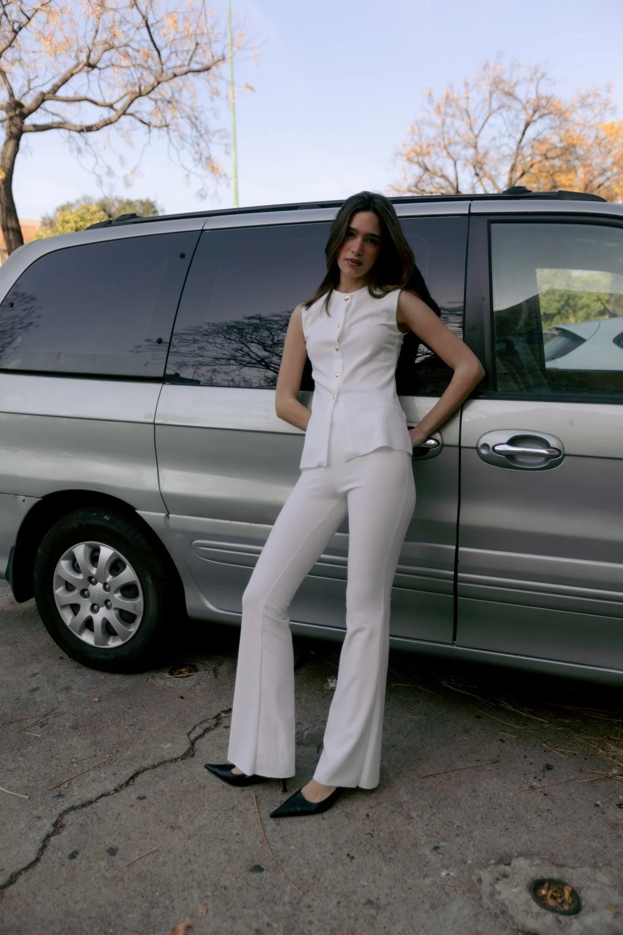 Ensemble blanc chic femme avec top sans manches et pantalons évasés élégants