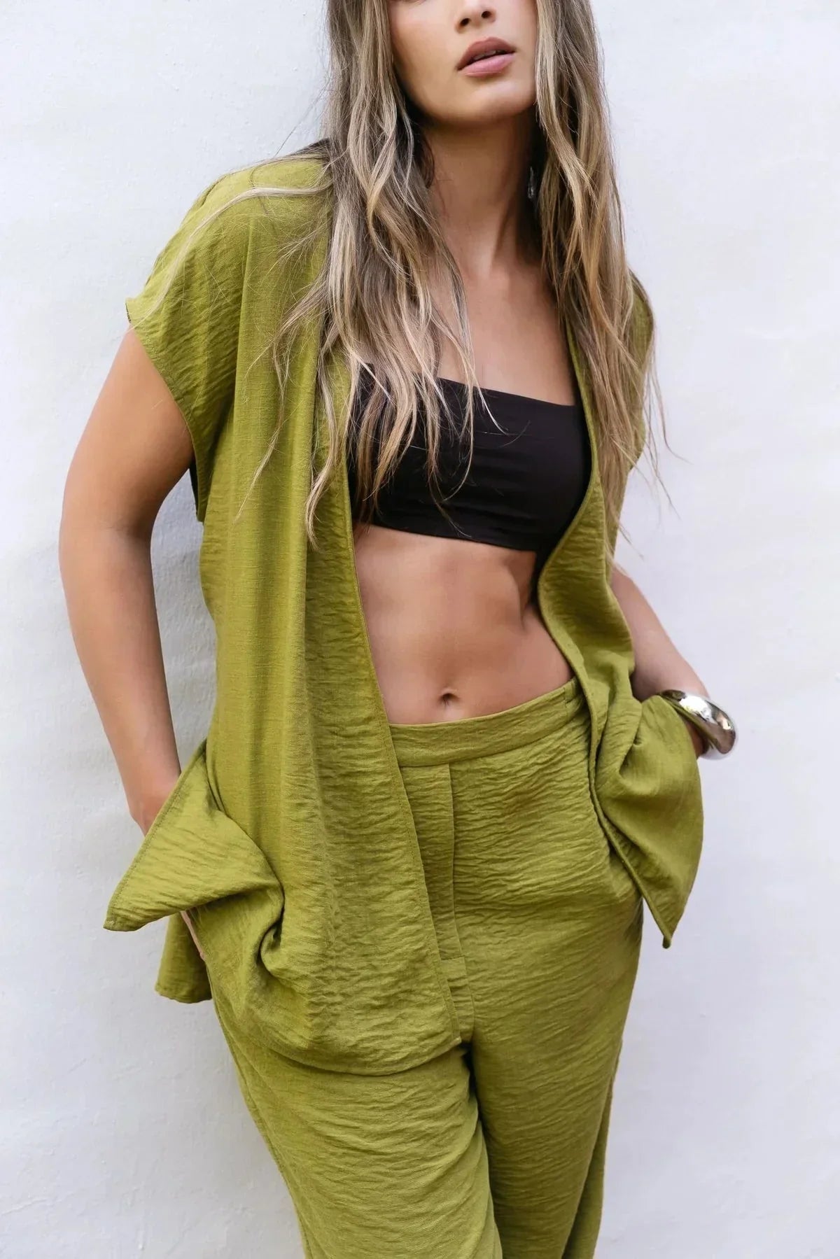 Ensemble pantalon fluide vert olive avec gilet en satin textured, look élégant et fluide