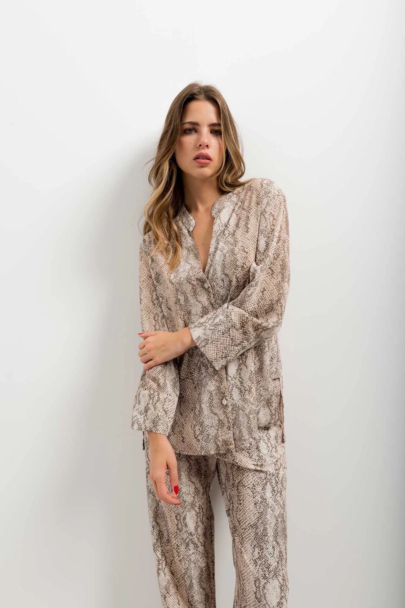 Alt texte pour lensemble pantalon large imprimé animal serpent avec une femme en loungewear