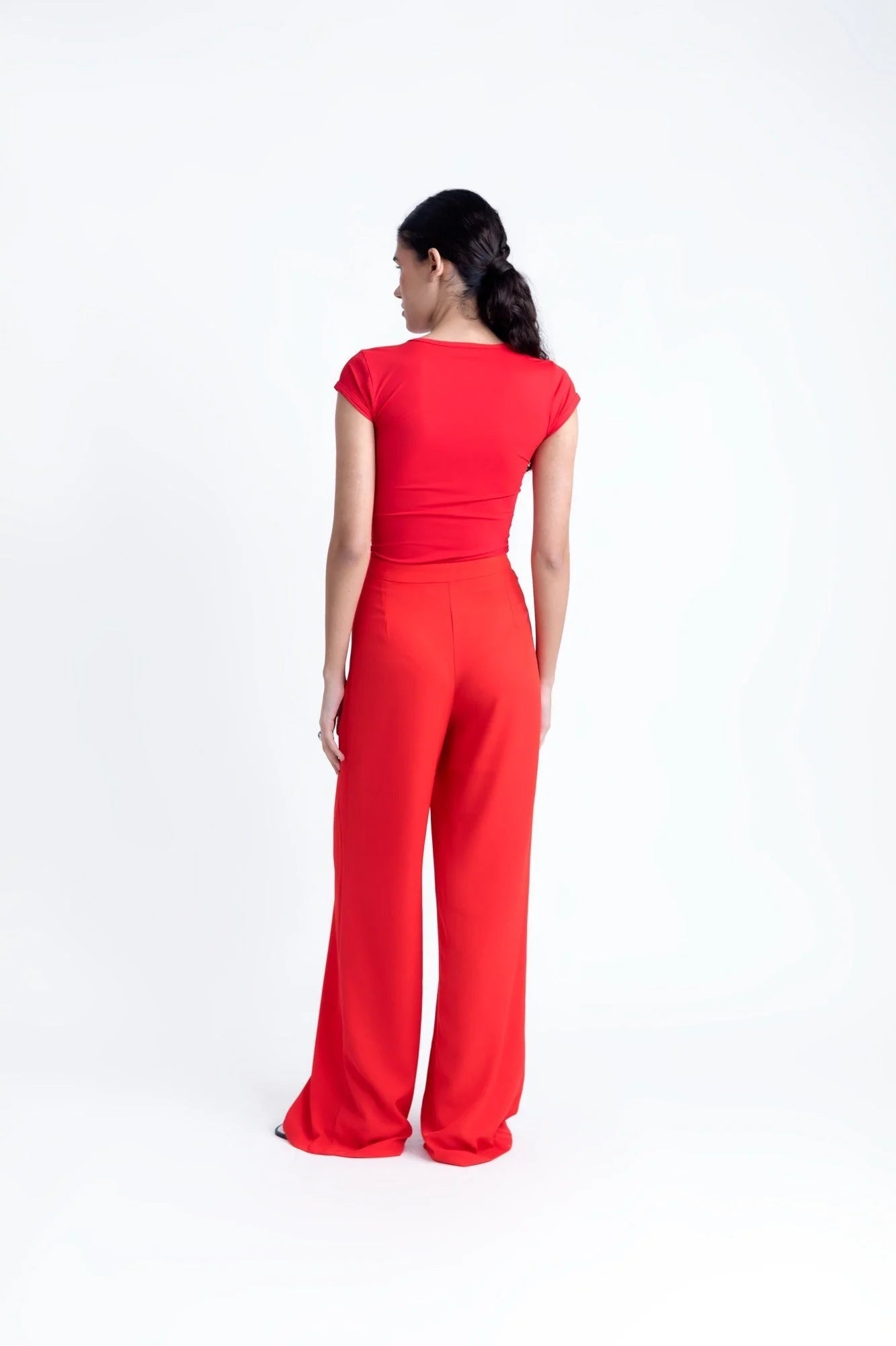 Femme portant un ensemble pantalon palazzo rouge en coton, style élégant et confortable