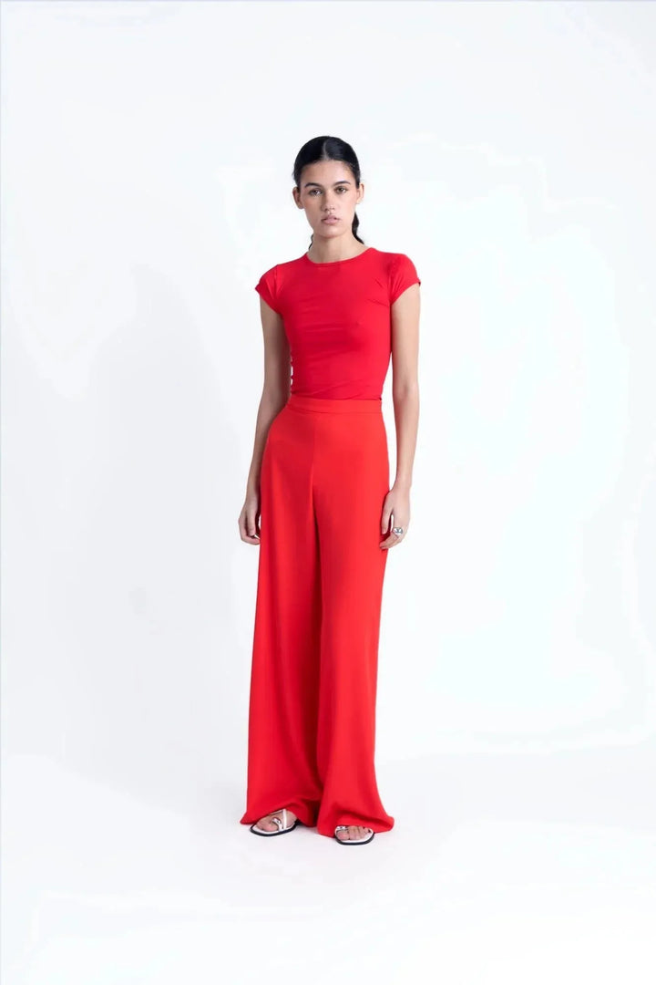 Modèle portant un ensemble pantalon palazzo rouge, mettant en valeur le pantalon palazzo femme avec une coupe fluide et élégante.