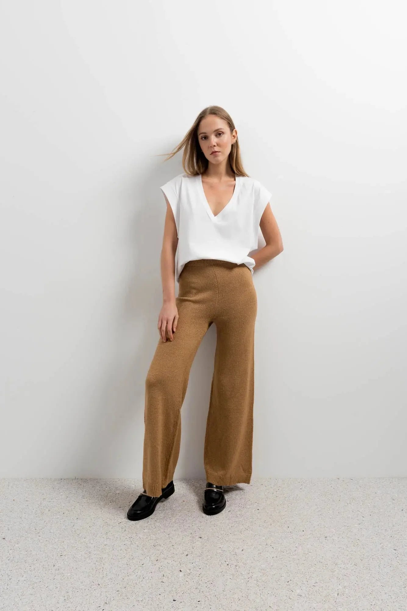 Ensemble pantalon tricot à jambes larges avec top blanc à V-neck pour femmes
