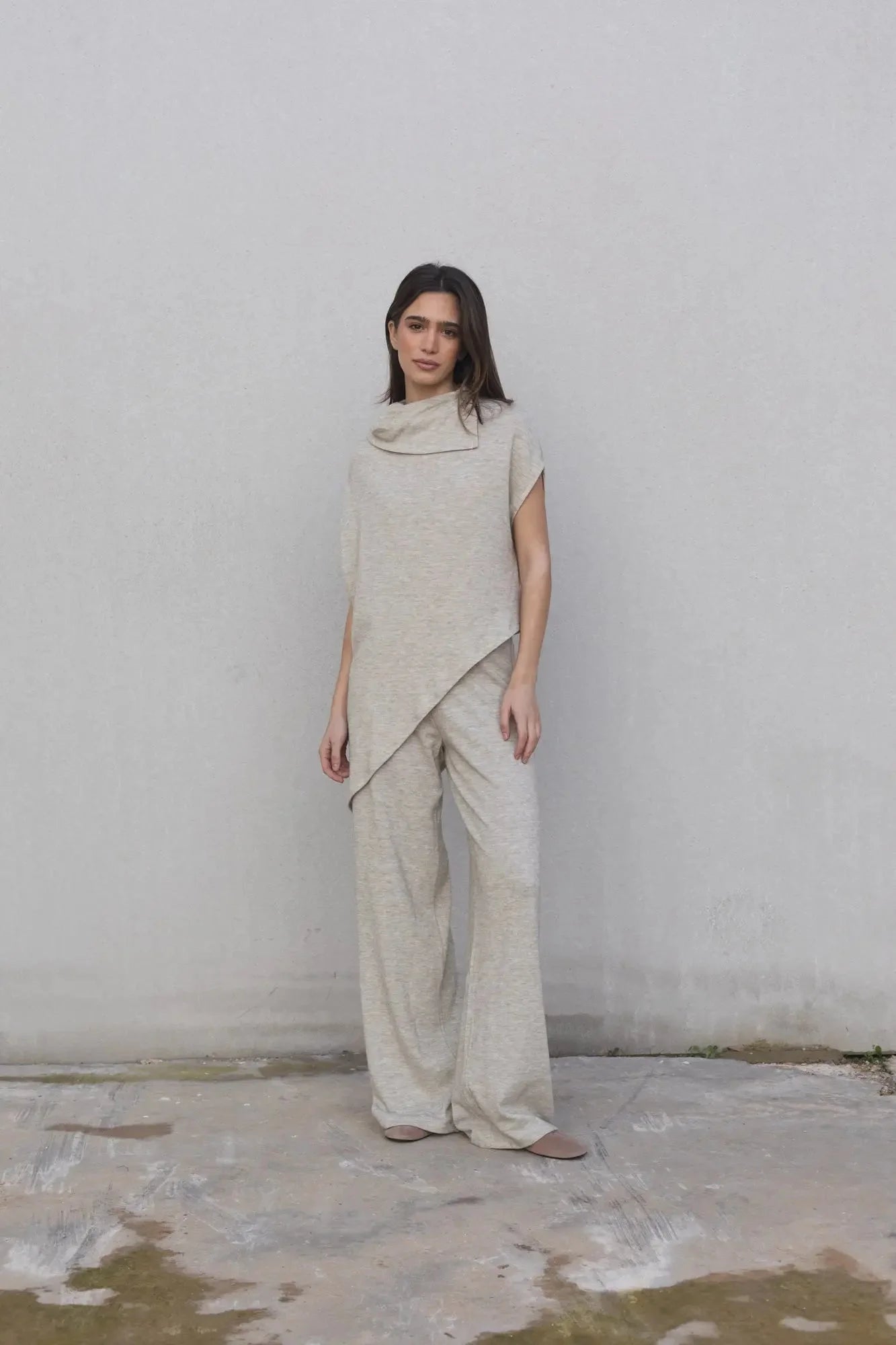 Ensemble pull effet cape beige avec tunique asymétrique et pantalon large beige