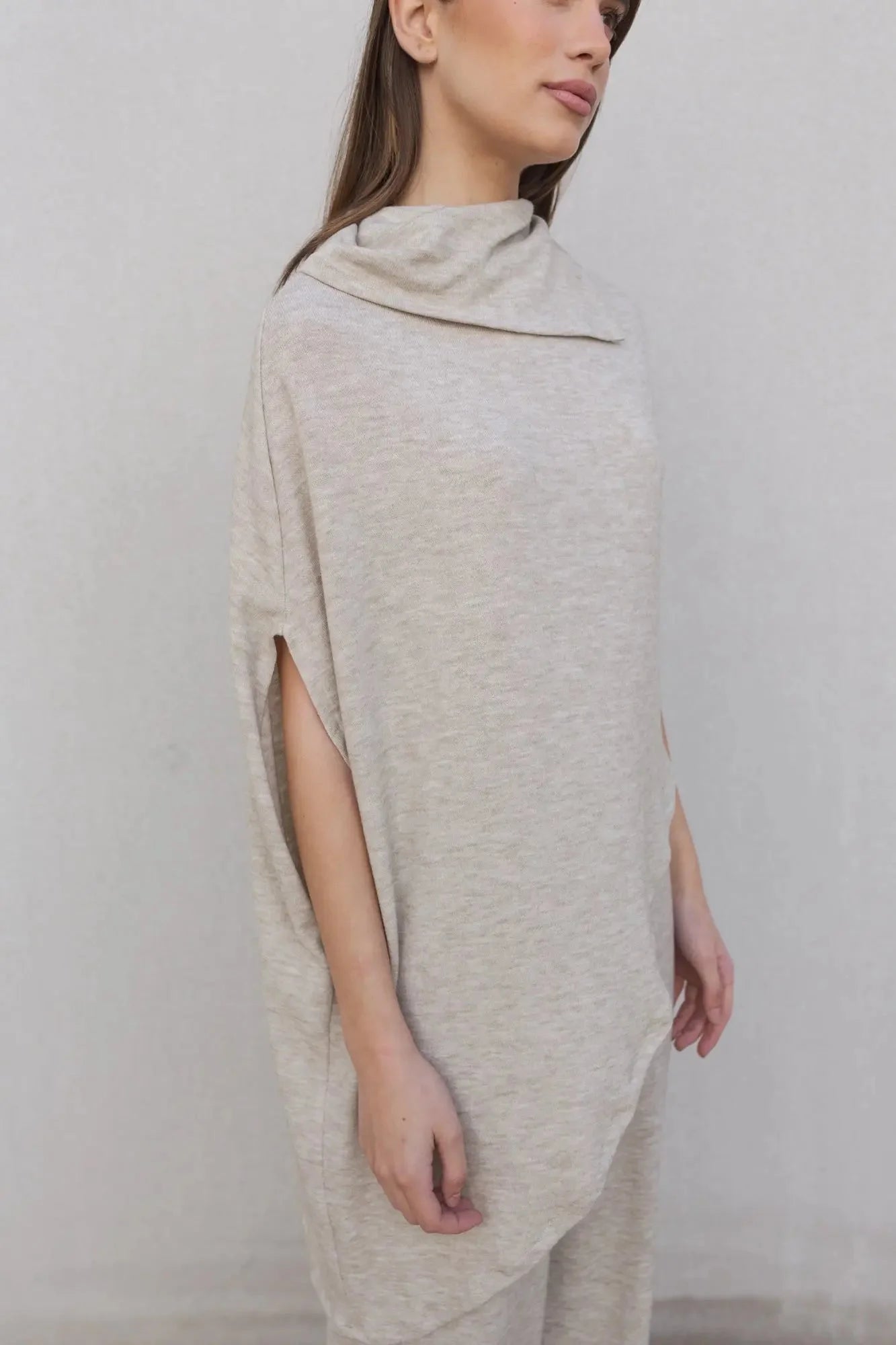 Poncho beige effet cape en maille marbrée avec col roulé et fentes latérales