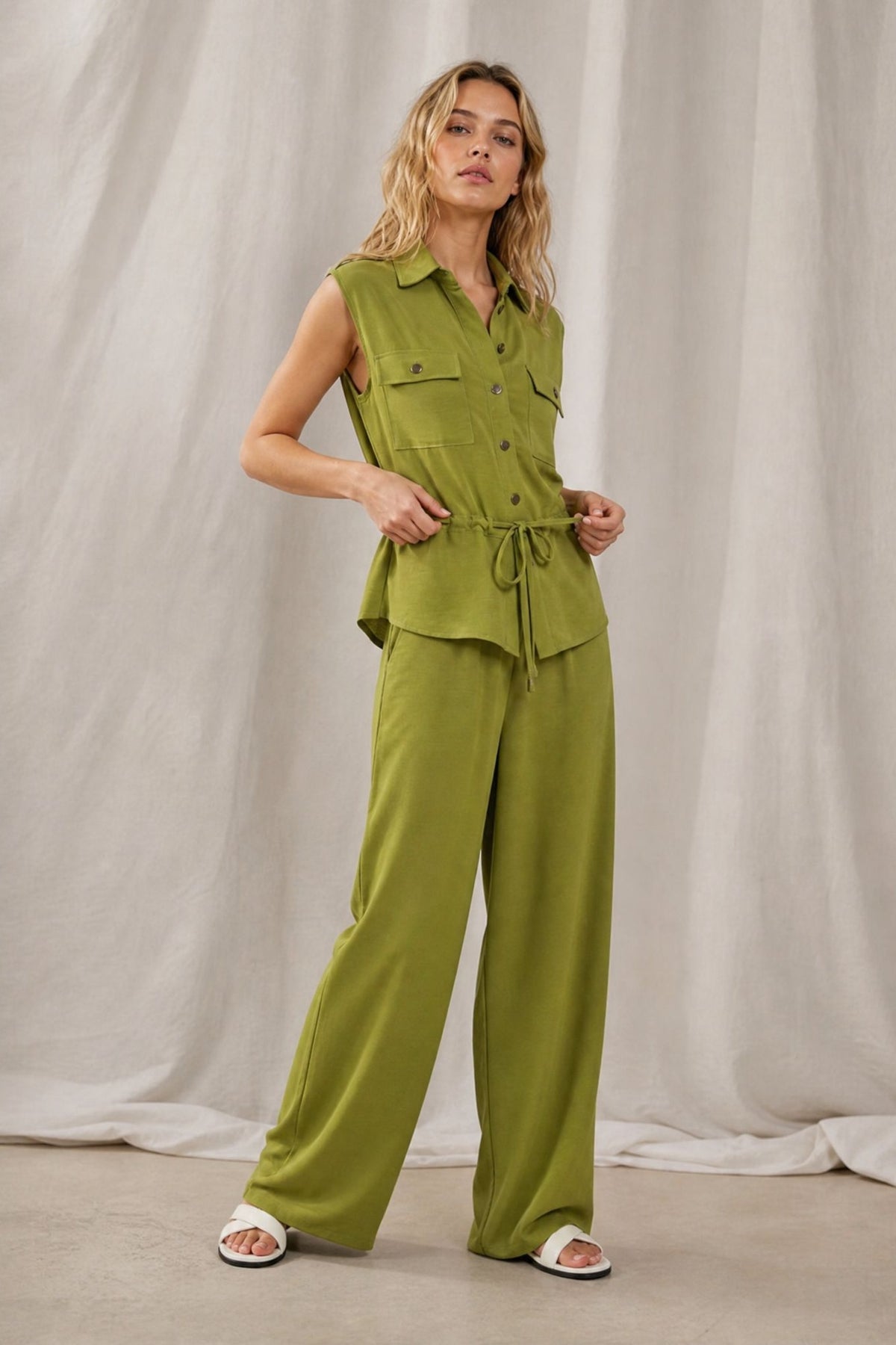 Ensemble vert olive à haut boutonné et pantalon palazzo, silhouette entière de face
