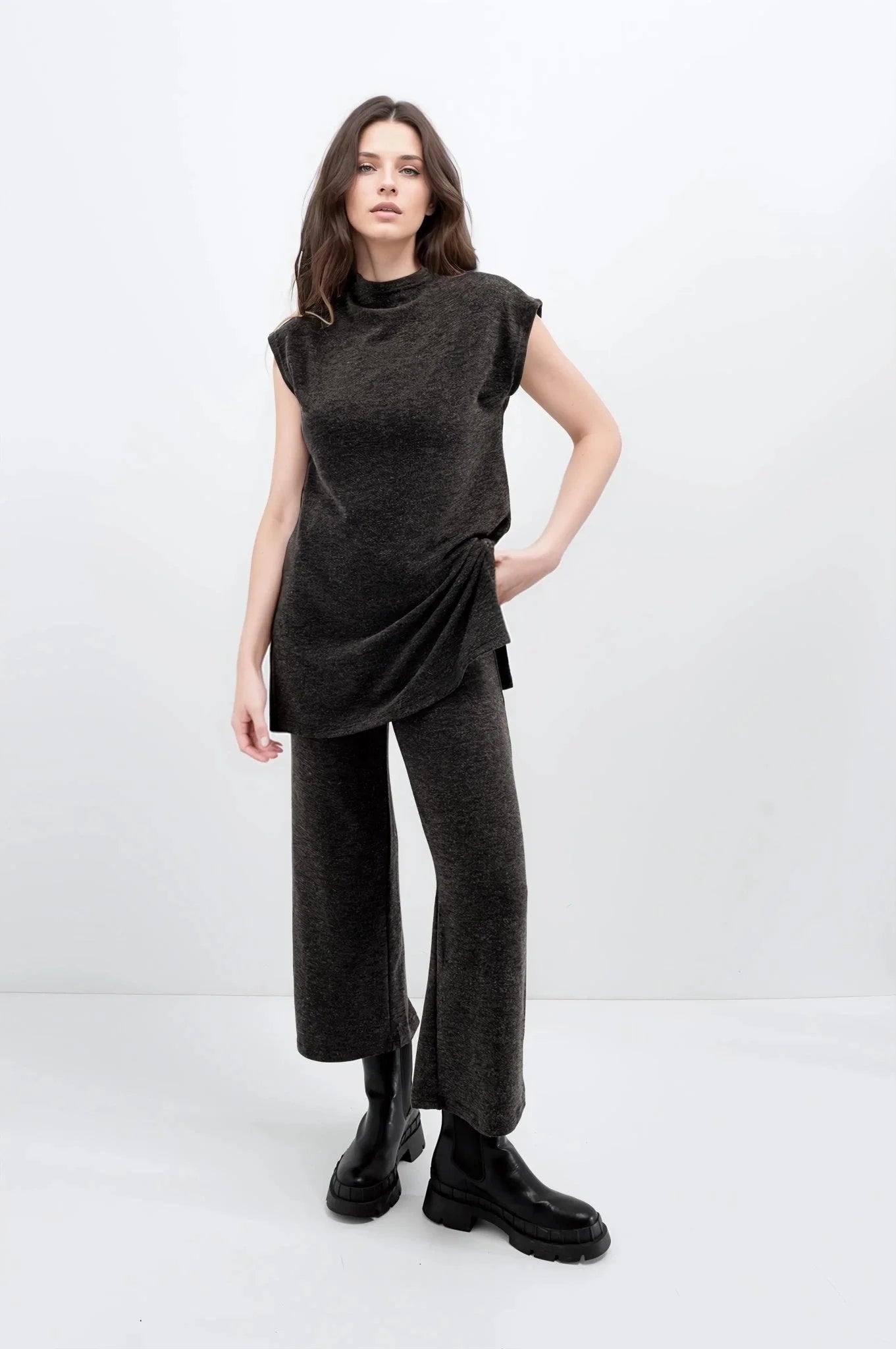 Ensemble tunique et pantalon large en tricot gris foncé.