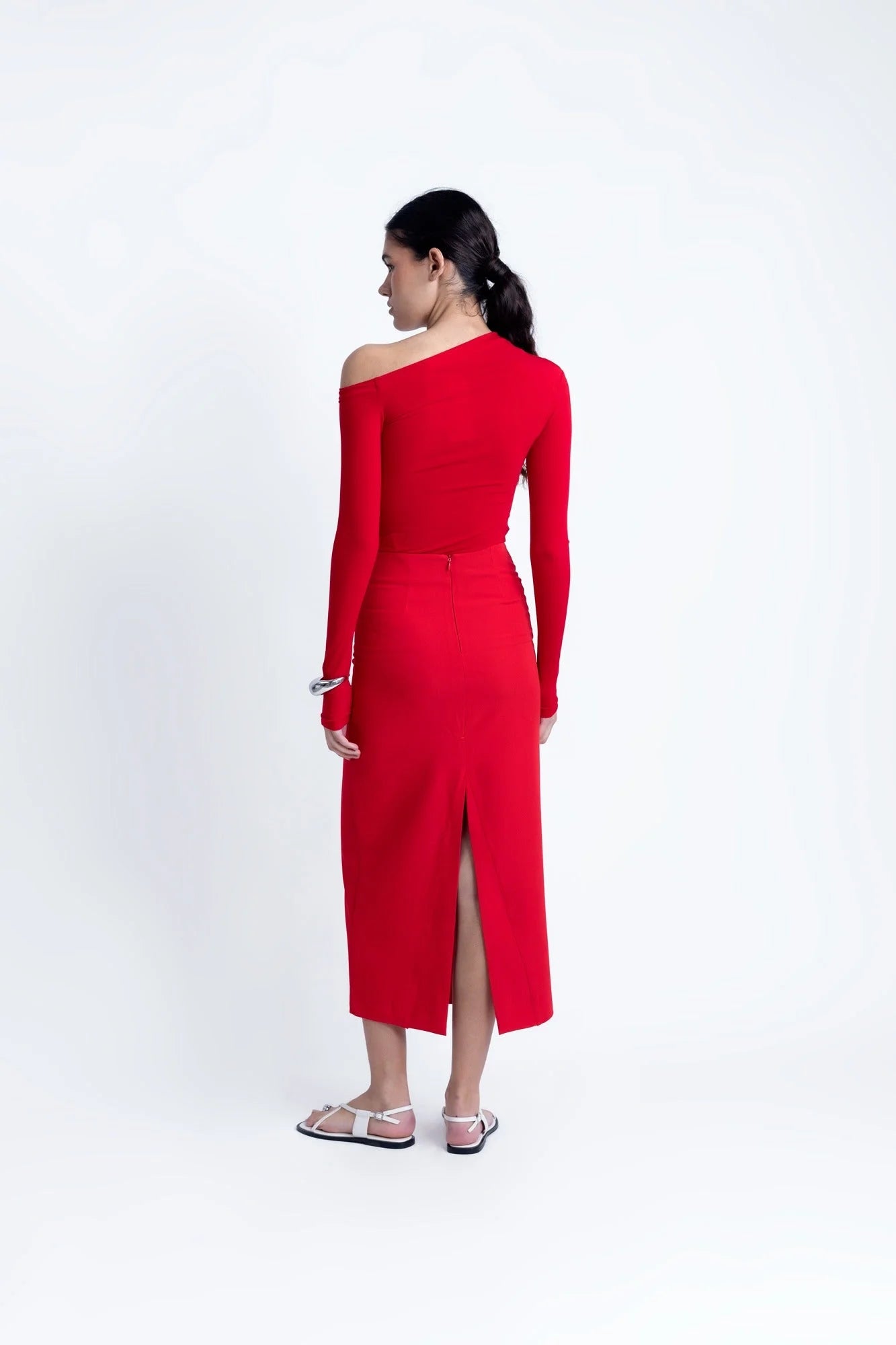 Vêtement femme ensemble t-shirt asymétrique rouge et jupe assortie avec robe longue à fente
