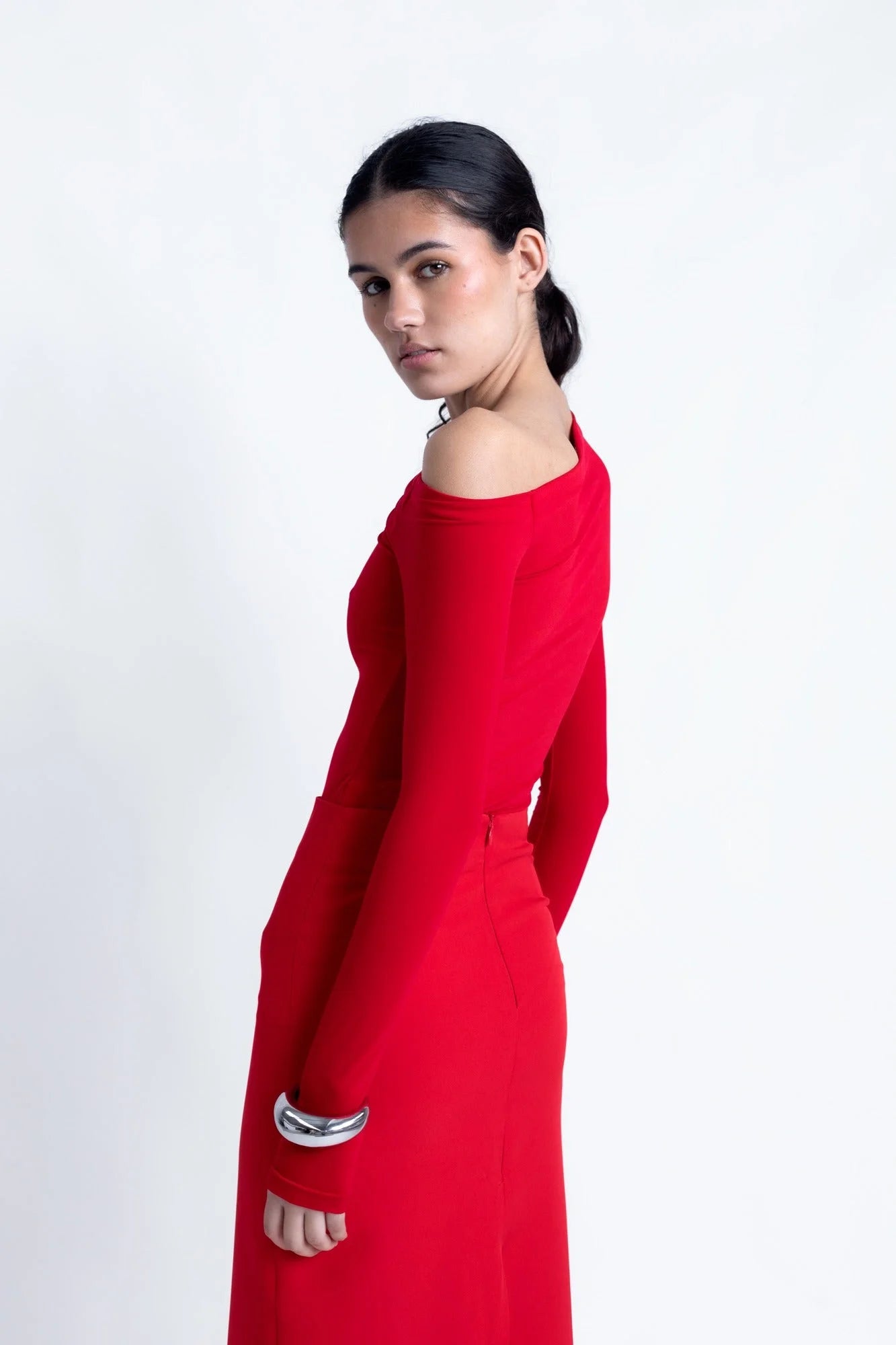 Ensemble t-shirt asymétrique rouge et jupe avec bracelet argenté, style asymétrique rouge