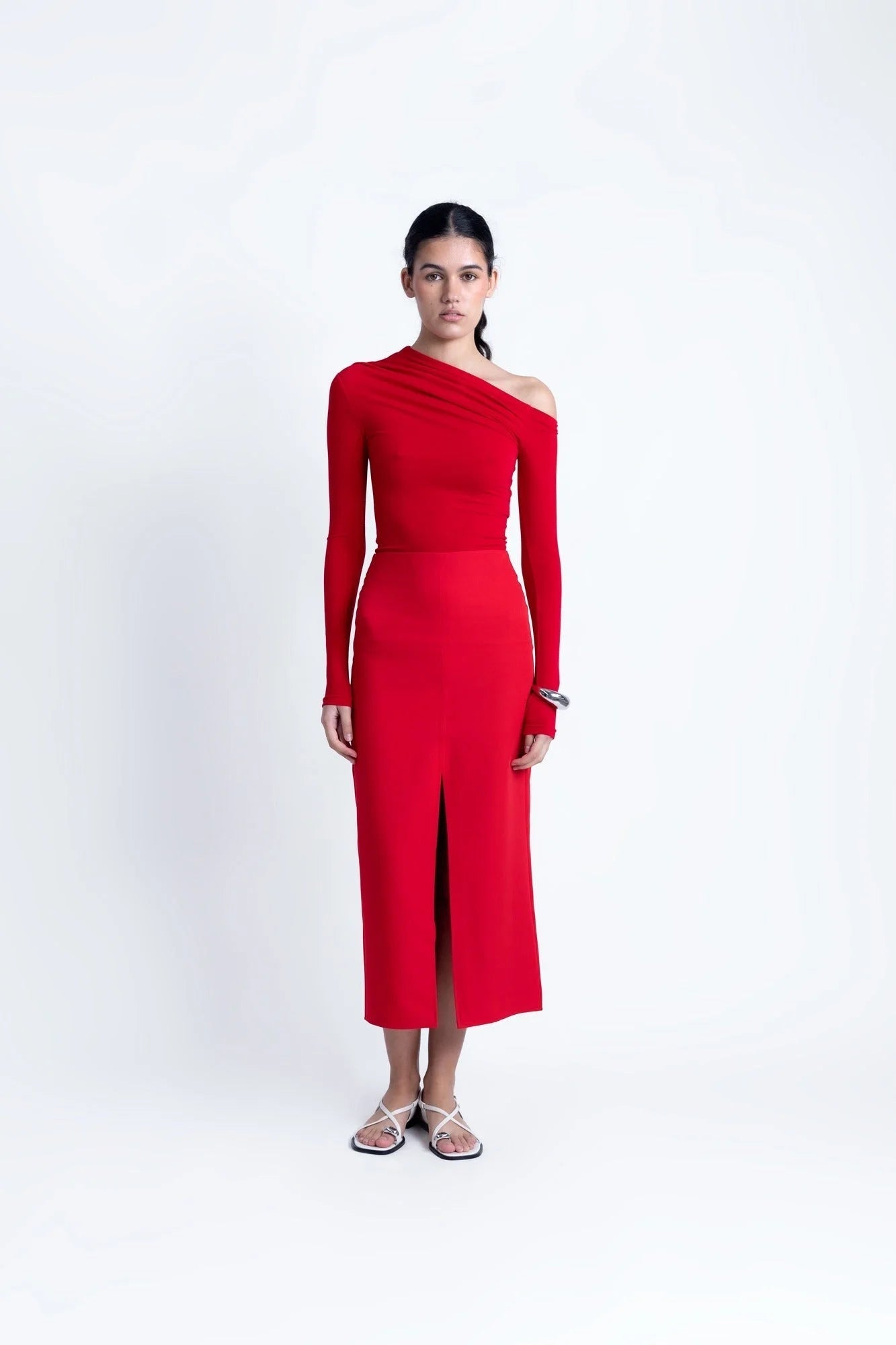 Ensemble t-shirt asymétrique rouge et jupe assortie, top rouge asymétrique longue manche