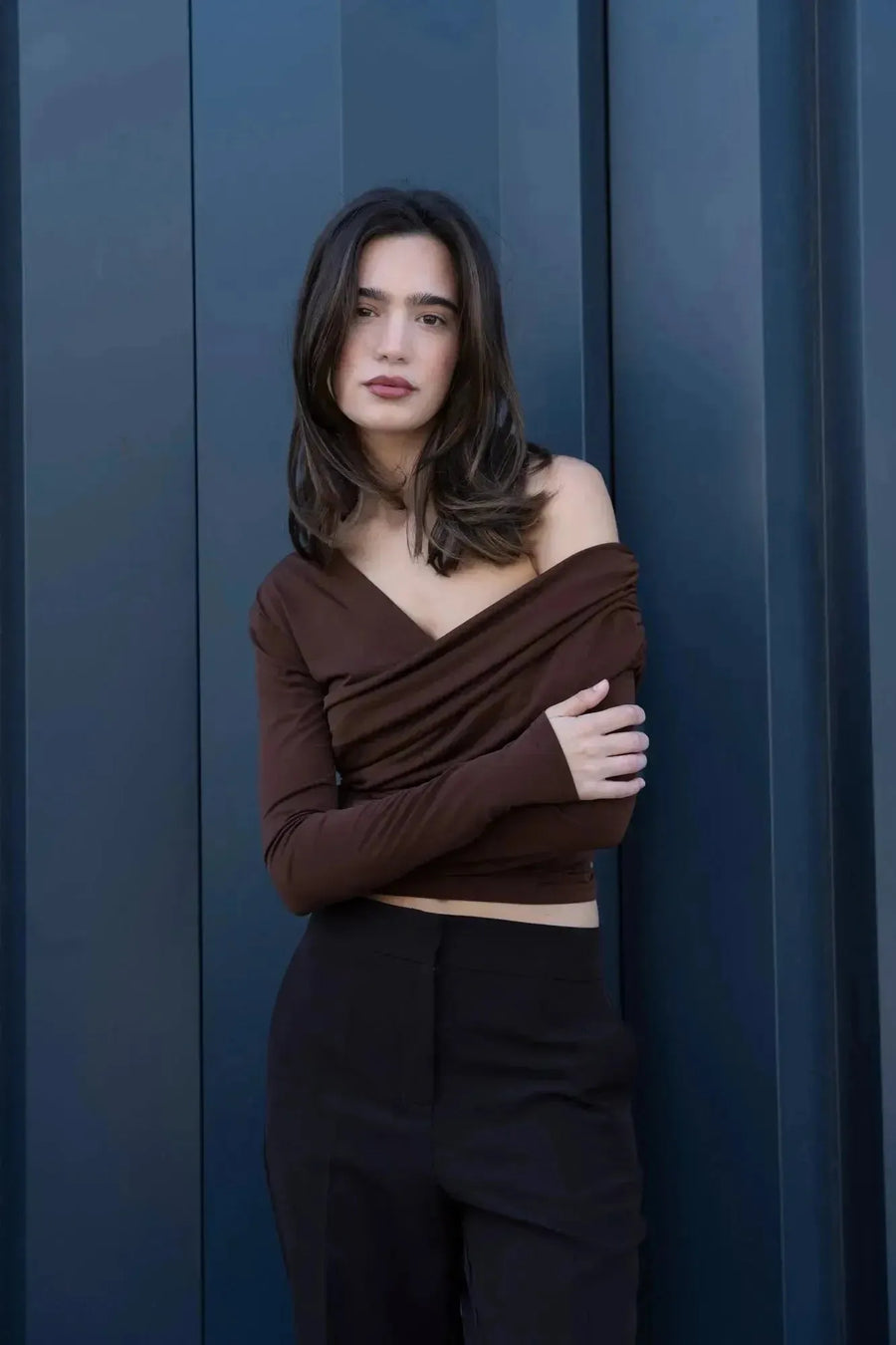 Détail sur le haut d'un modèle féminin en ensemble top et pantalons droits marron, mettant en avant le style du pantalon droit femme.