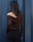Vue arrière d'un modèle féminin dans un ensemble top et pantalons droits marron, idéale pour mettre en avant la coupe du pantalon droit femme.