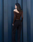 Modèle féminin avec un dos dénudé portant un ensemble top et pantalons droits marron, parfait pour un look sophistiqué en pantalon droit femme.
