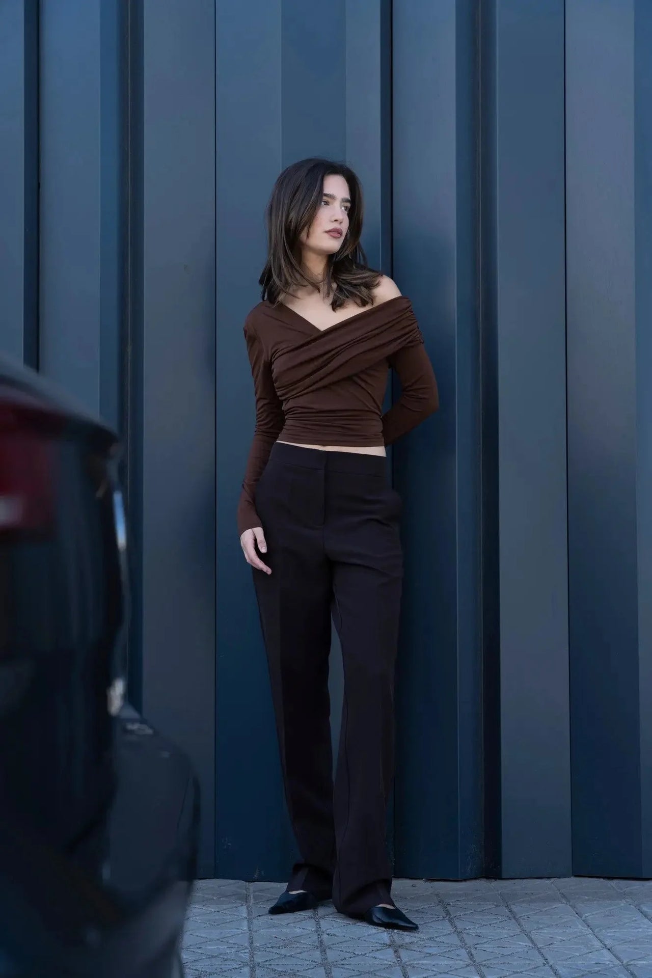 Modèle féminin portant un ensemble top et pantalons droits marron, idéal pour un look élégant avec pantalon droit femme.
