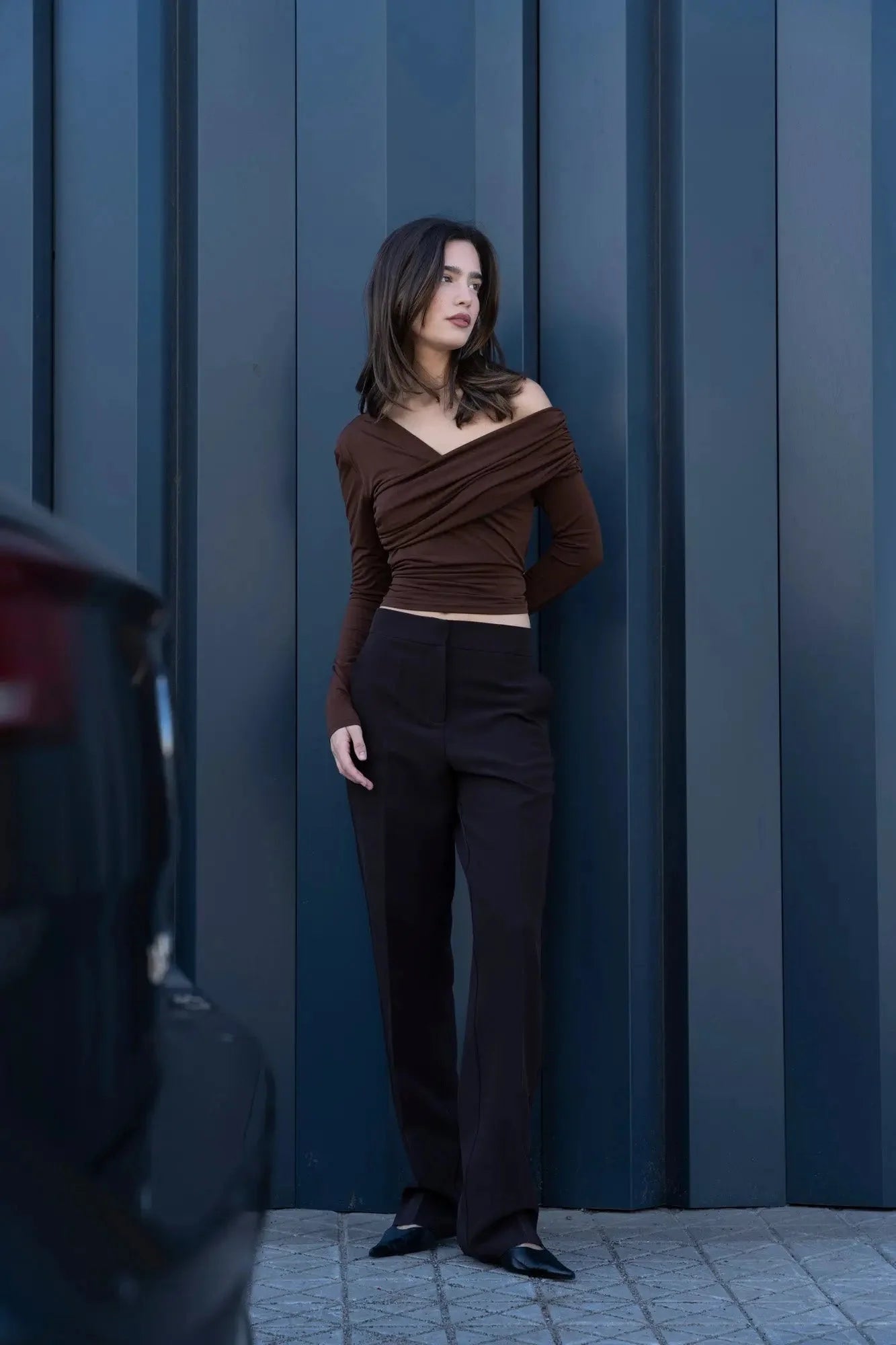 Ensemble top et pantalons droits marron, woman wearing brown off-the-shoulder wrap top