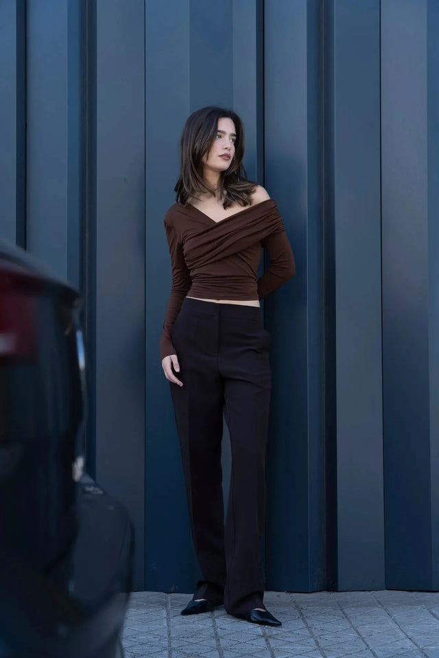 Modèle féminin portant un ensemble top et pantalons droits marron, idéal pour un look élégant avec pantalon droit femme.