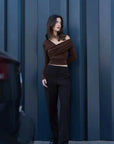 Modèle féminin portant un ensemble top et pantalons droits marron, idéal pour un look élégant avec pantalon droit femme.