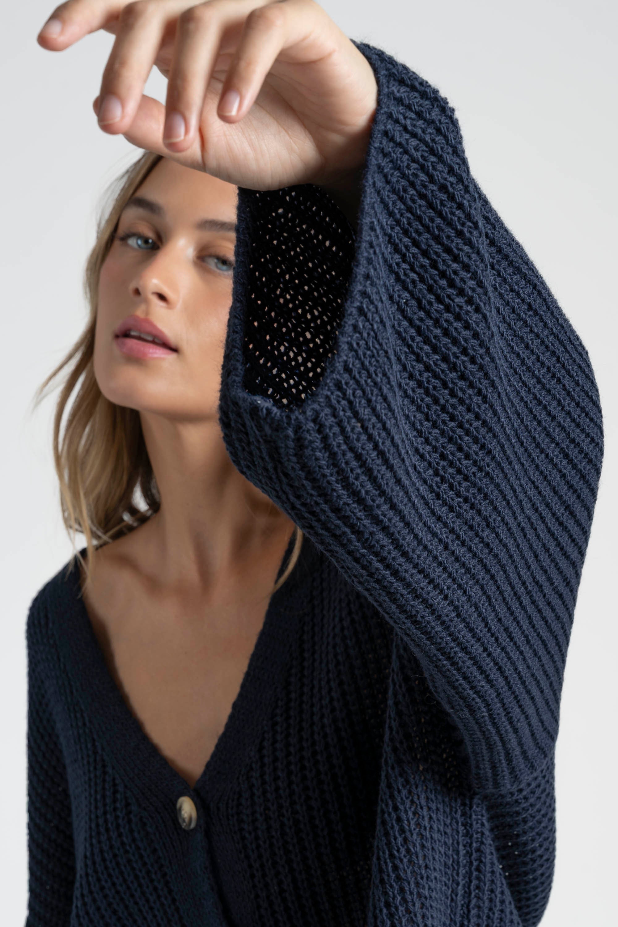 Femme de dos dans un ensemble maille femme italien navy, montrant le style oversized et décontracté.