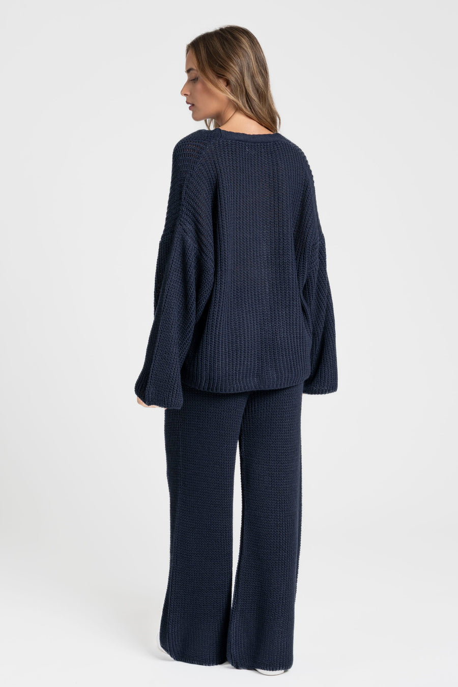 Gros plan sur le col V d'un ensemble maille femme italien navy, mettant en valeur le tricot.