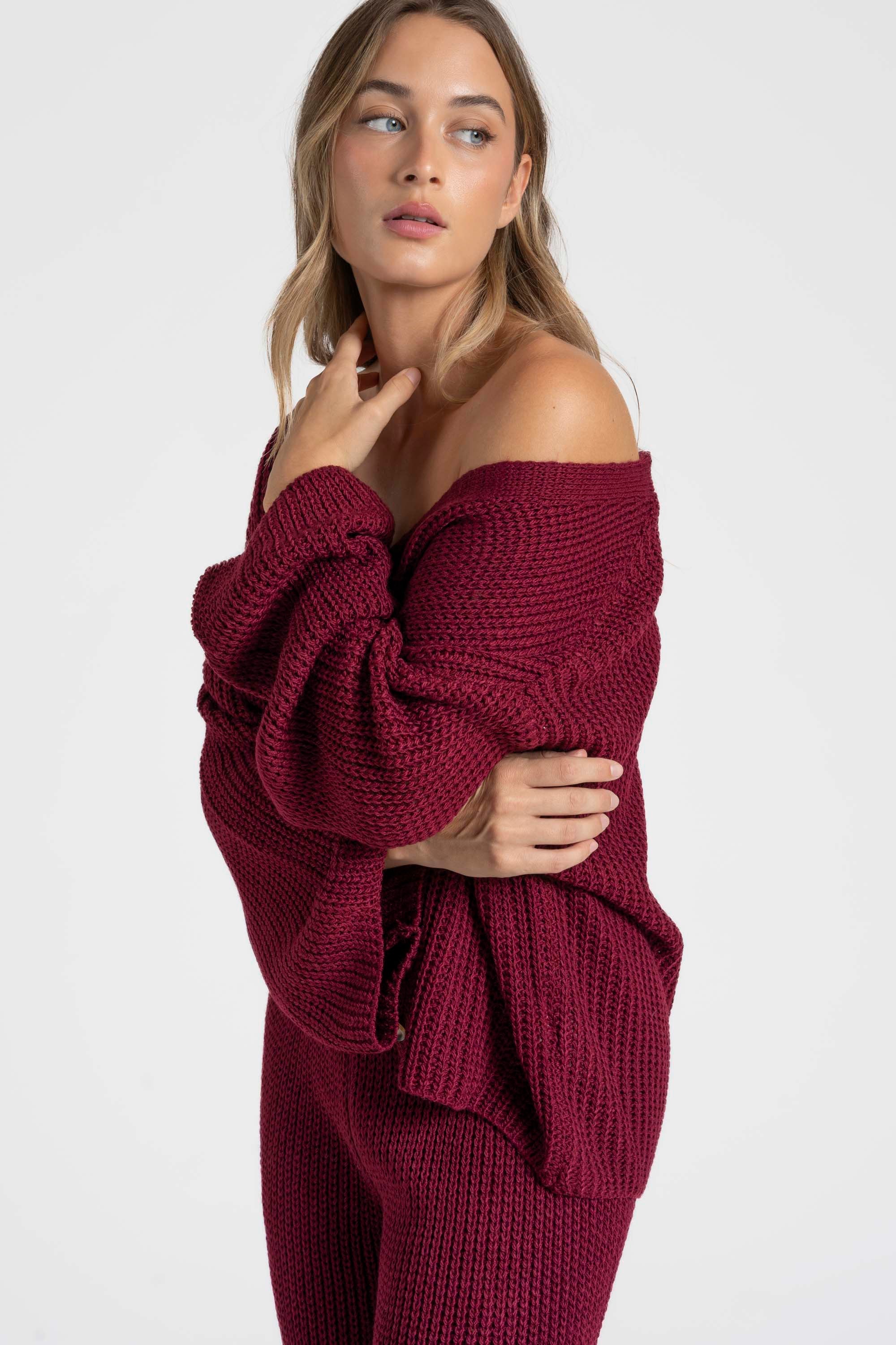 Détail de l'ensembles maille femme italien en couleur bordeaux, mis en valeur par une femme qui le porte.