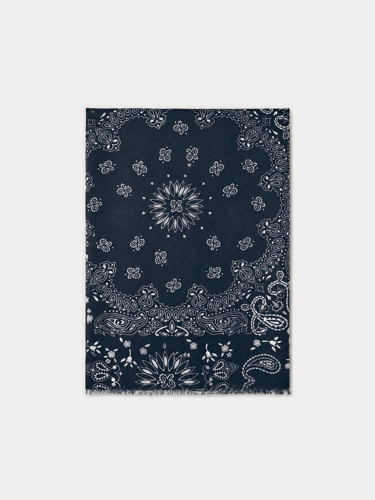 Foulard femme bleu nuit à motif bandana présenté à plat.