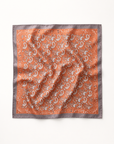 Foulard satiné paisley orange bordure grise