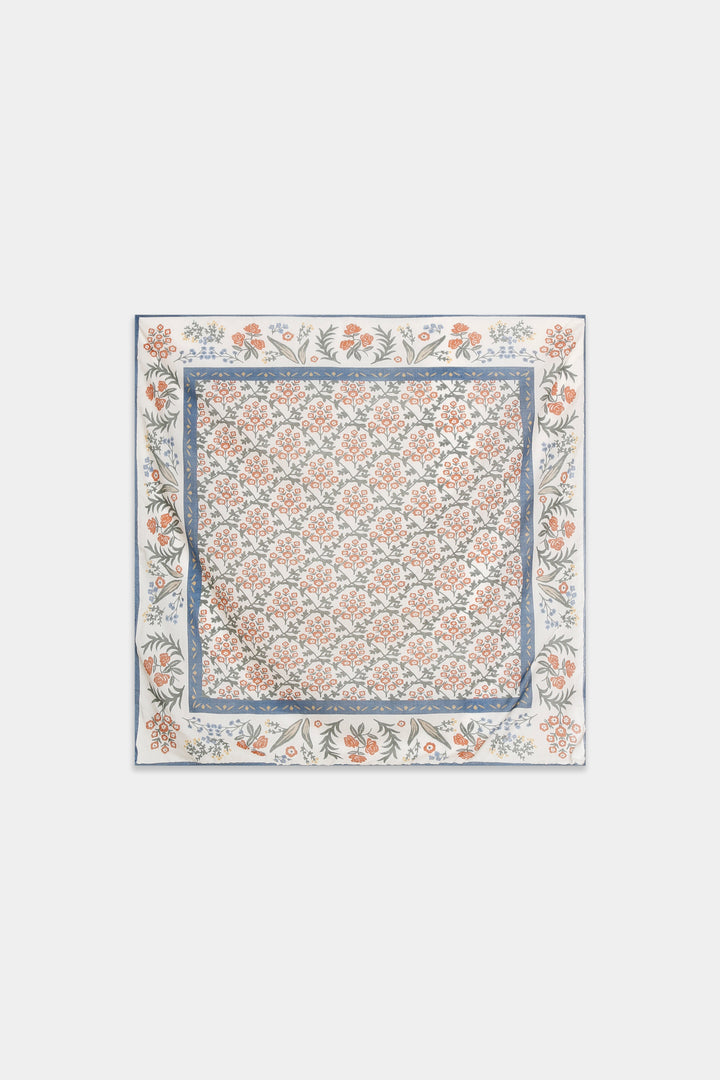 Foulard carré fleuri à bordure bleue