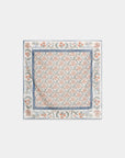 Foulard carré fleuri à bordure bleue